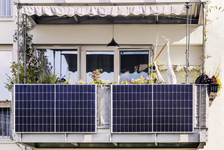 Sonnenkollektoren auf dem Balkon des Wohnblocks. Haus-Solarenergie-Panel. Moderner Solarbalkon